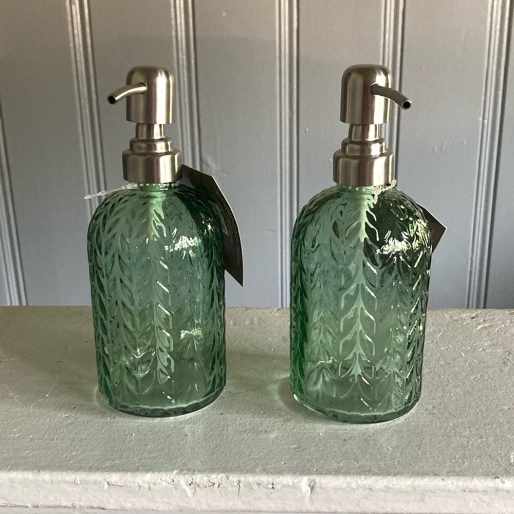 NWT- Set of 2- Gorgeous Green Fall Leaf Embossed Glass Hand Soap Dispensers 🍁
